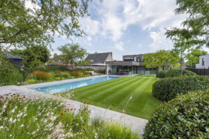 Flamboyante tuin met hoogteverschillen, gerealiseerd door Stijn Phlypo en bekroond in de wedstrijd 'De Vlaamse Tuinaannemer 2023-2024'